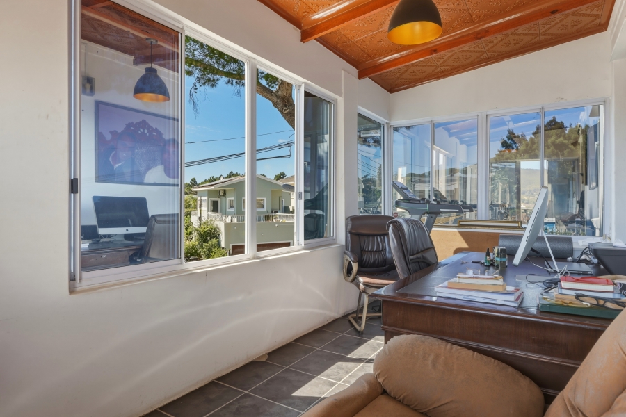 4 Bedroom Property for Sale in Vredehoek Western Cape